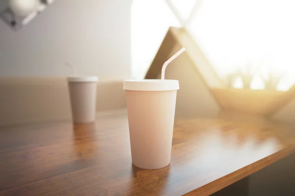 짚으로 커피 컵 — 스톡 사진