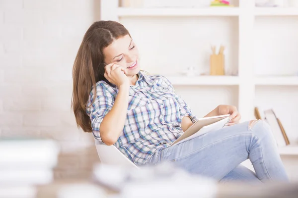 Woman with notepad on phone — Φωτογραφία Αρχείου