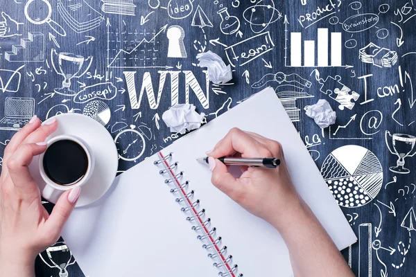 Vrouw schrijven op Bureau met zakelijke schets — Stockfoto