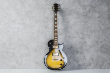 Elektro gitar beton zemin üzerine