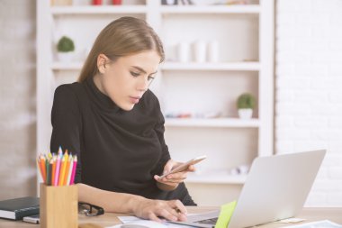 Smartphone ve dizüstü kullanarak erkek