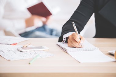 Not defterine yazan kadın