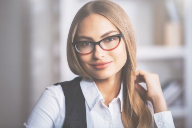 Bu güzel hanımla saç elinde