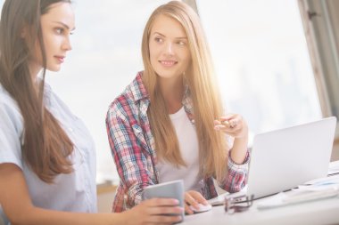 Projede çalışan neşeli kızlar