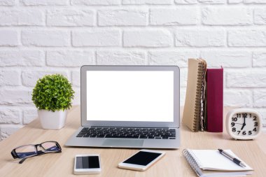 Dizüstü bilgisayar ile yaratıcı tasarımcı masaüstü