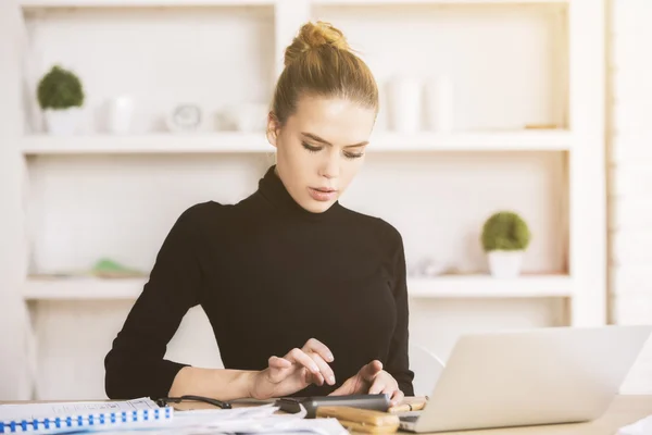 Schöne Buchhalterin bei der Arbeit — Stockfoto