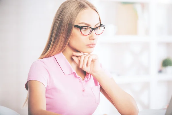 Ritratto di giovane donna concentrata — Foto Stock