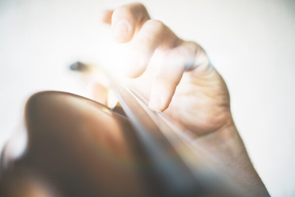 Рука играет на скрипке
