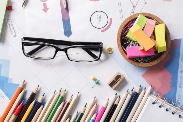 Rommelig bureau werkplek — Stockfoto