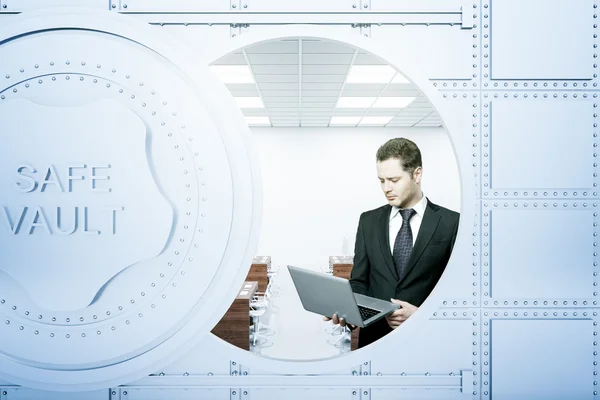 Επιχειρηματίας χρησιμοποιώντας φορητό υπολογιστή μέσα σε θησαυροφυλάκιο τράπεζας — Φωτογραφία Αρχείου