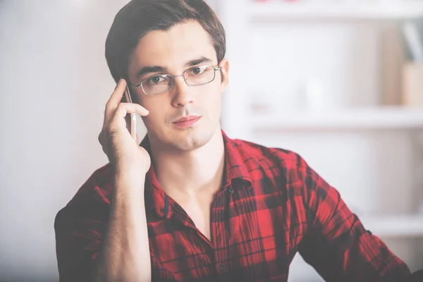 Pojken prata telefon — Stockfoto