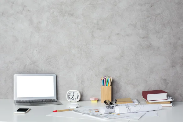 Lugar de trabajo con portátil blanco en blanco —  Fotos de Stock