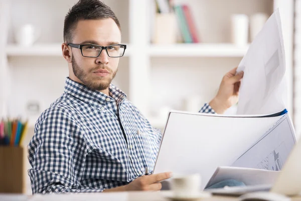 Homem europeu fazendo papelada — Fotografia de Stock