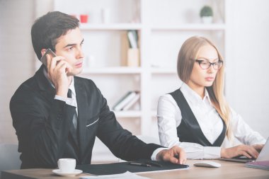 ofiste çalışan iş adamları