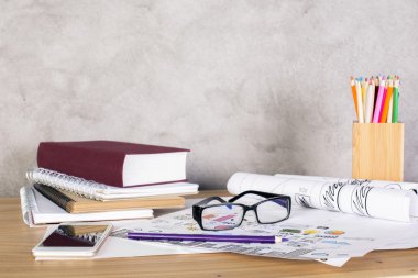 Ahşap masaüstü smartphone, iş çizimler, kapalı kitap, gözlük ve diğer öğeleri ile. Eğitim kavramı