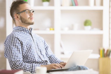 Beyaz işadamı dizüstü bilgisayar kullanarak