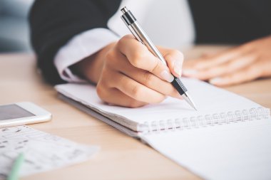 Not Defteri'nde yazma kız