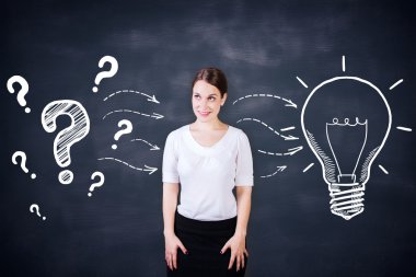 Kara tahta arka plan ile yaratıcı ampul ve soru işaretleri kroki üzerinde çekici genç bayan. Fikir kavramı