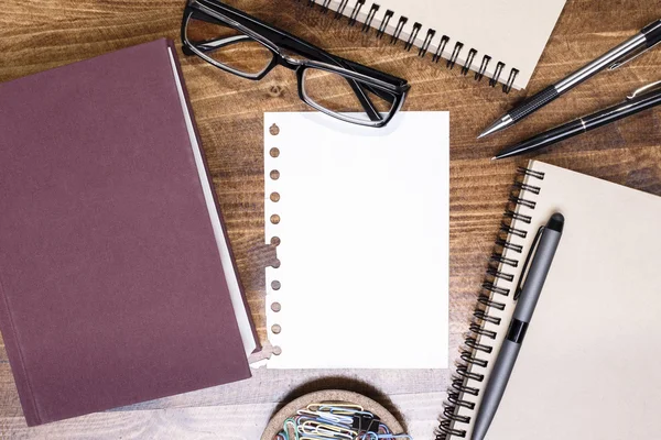 Tabla con papel en blanco — Foto de Stock