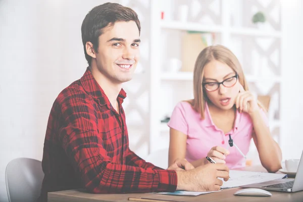 Weiße Geschäftsleute arbeiten an Projekt — Stockfoto