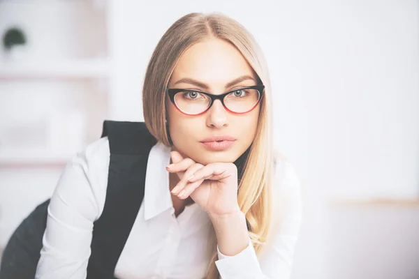 Сфокусированная деловая женщина в очках — стоковое фото