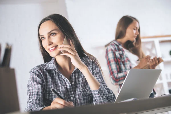 Donna che parla al telefono in ufficio — Foto Stock