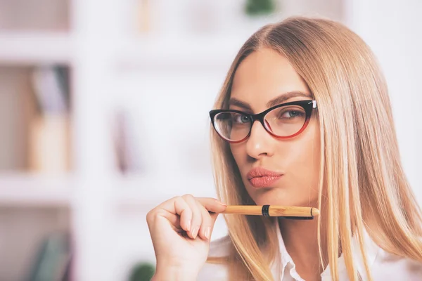 Primer plano retrato de mujer atractiva — Foto de Stock