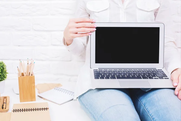 Mujer mostrando un ordenador vacío — Foto de Stock