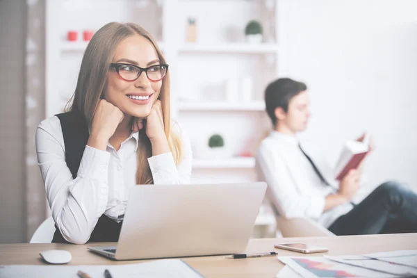 Mujer europea soñando despierto en el lugar de trabajo — Foto de Stock