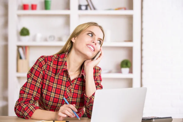 Sonriente jovencita en el teléfono — Foto de Stock