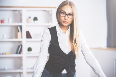 ciddi kadın portresi