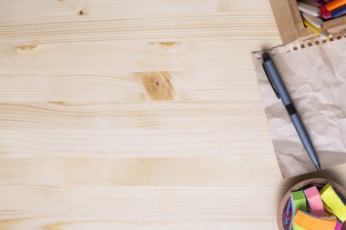 Malzemeleri ile ahşap masa üstü