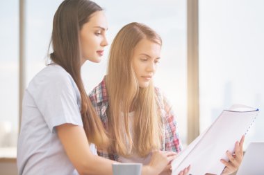 Projede çalışan çekici kızlar