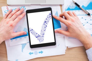 Onay işareti kroki üzerinde finansal raporlar ile tablet kullanarak eller. Başarı kavramı