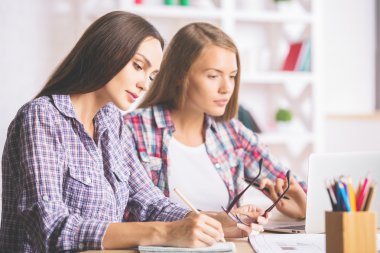 Projede çalışan güzel kadın