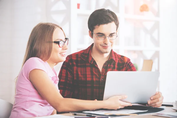 Zufriedene Geschäftsleute arbeiten an Projekt — Stockfoto