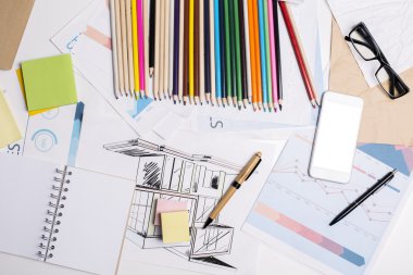 Dağınık çalışma alanı ile smartphoe