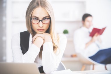 İşyerinde odaklanmış kadın