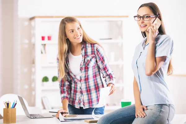 Kvinnor som arbetar och pratar på telefon — Stockfoto