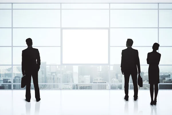 Silhouette di uomini d'affari e poster in bianco — Foto Stock