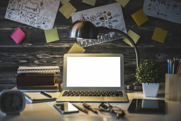 Beyaz dizüstü bilgisayarlı koyu iş yeri