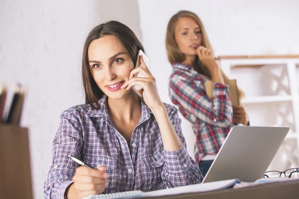 Femme parlant au téléphone au bureau — Photo