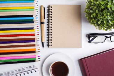 Masaüstünde boş spiral not defteri