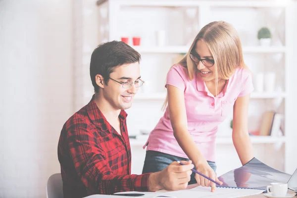 Empresarios que se ocupan del papeleo — Foto de Stock