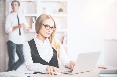 Dizüstü bilgisayar kullanan kadın