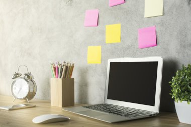 Dizüstü bilgisayar ile ofis masaları