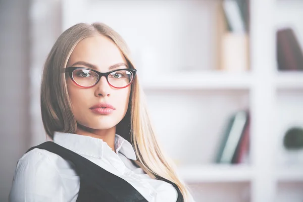 Dame focalisée dans les lunettes — Photo