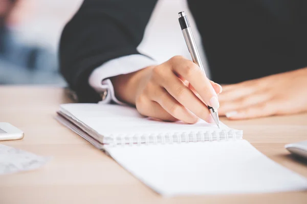 Escritura femenina en bloc de notas —  Fotos de Stock