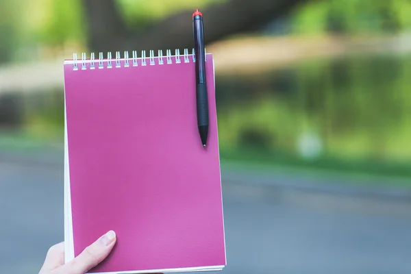 Σπειροειδές σημειωματάριο με ροζ κάλυμμα — Φωτογραφία Αρχείου