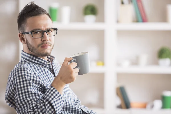 Podnikatel, pití kávy na pracovišti — Stock fotografie